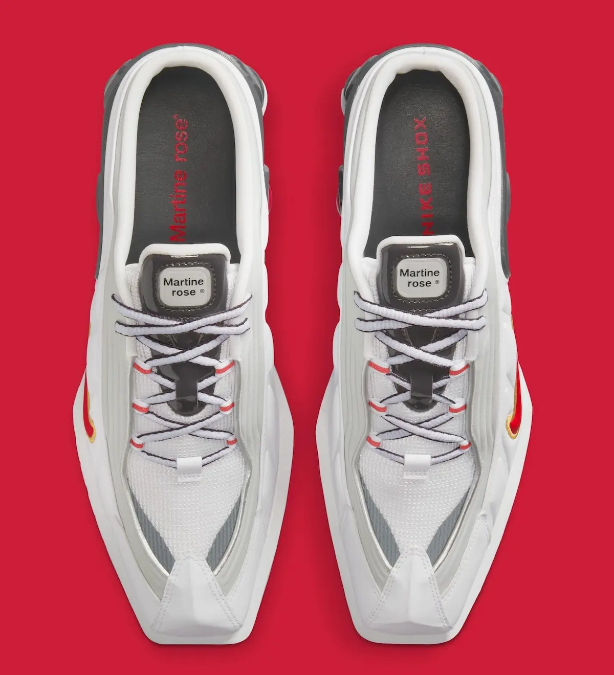 Martine Rose x Nike Shox MR4 Metallic Platinum 4 Les Martine Rose x Nike Shox MR4 « Metallic Platinum » et « Fire Red » débarquent pour les fêtes de fin d'année 2025
