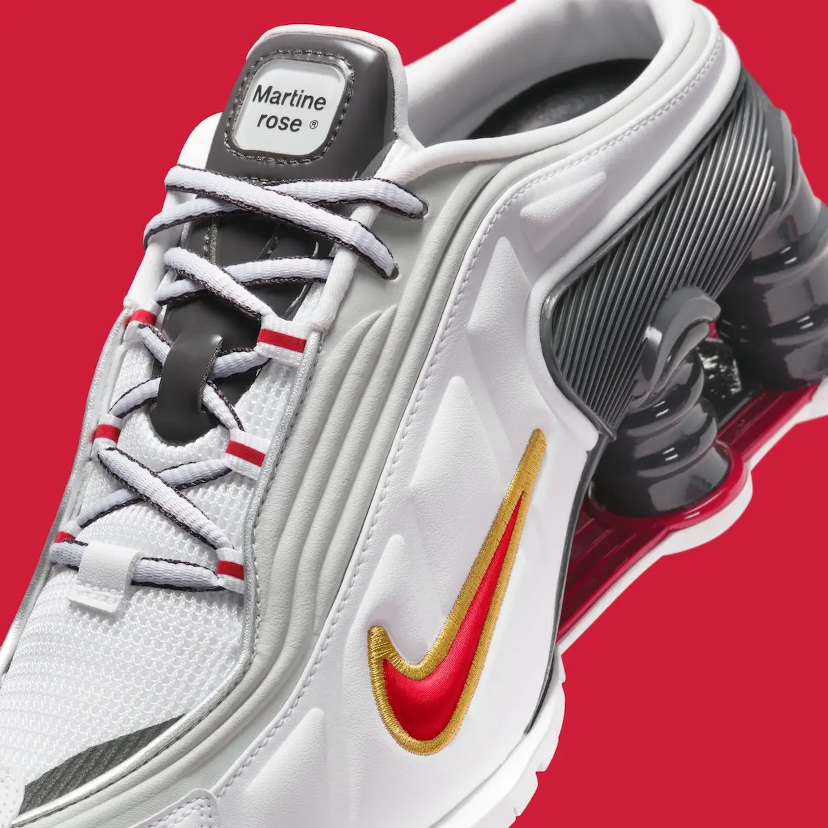 Martine Rose x Nike Shox MR4 Metallic Platinum 6 Les Martine Rose x Nike Shox MR4 « Metallic Platinum » et « Fire Red » débarquent pour les fêtes de fin d'année 2025