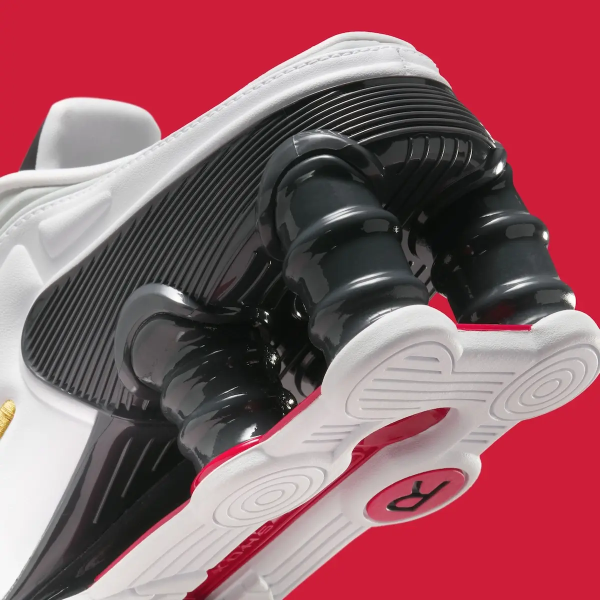Martine Rose x Nike Shox MR4 Metallic Platinum 7 Les Martine Rose x Nike Shox MR4 « Metallic Platinum » et « Fire Red » débarquent pour les fêtes de fin d'année 2025