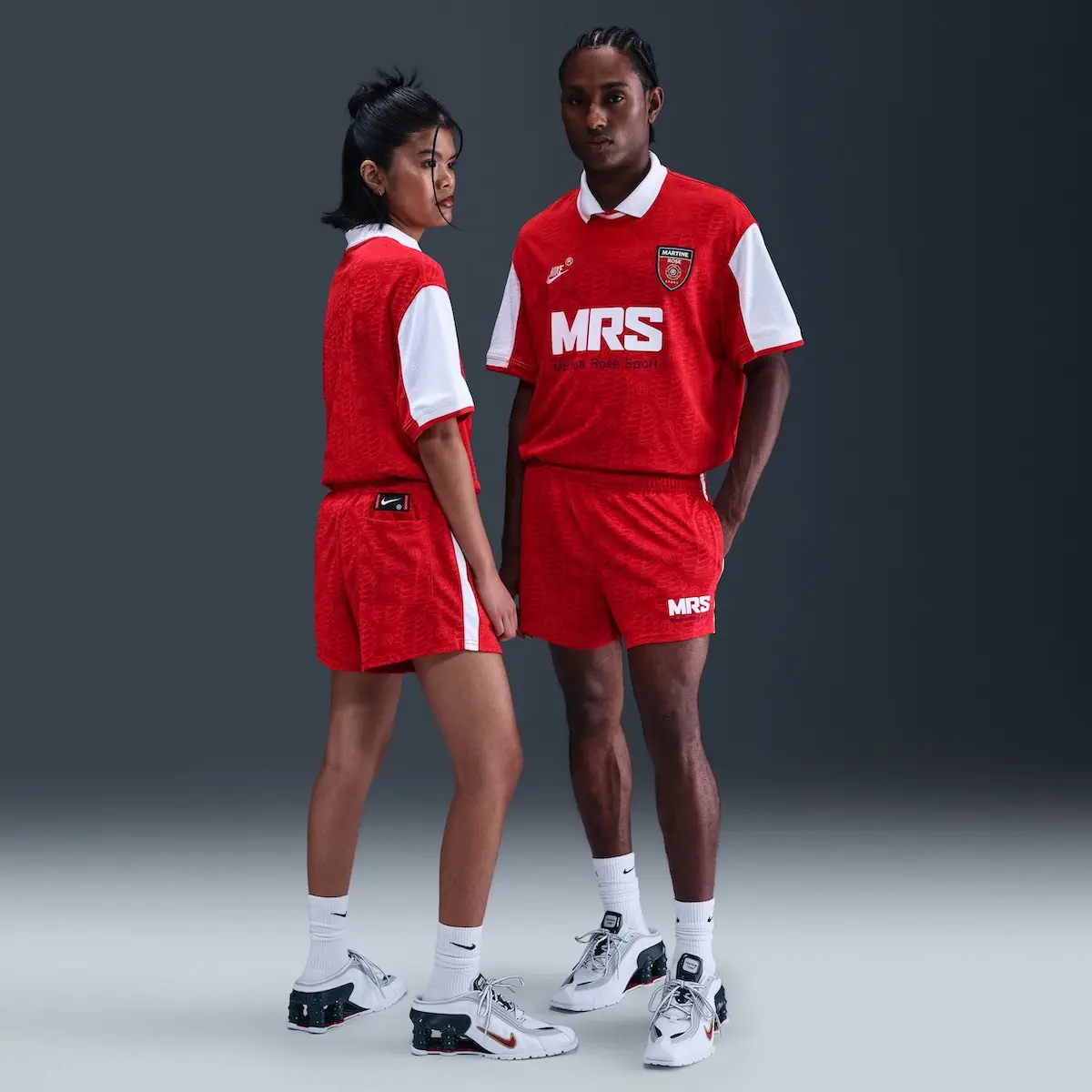 Martine Rose x Nike Shox MR4 Metallic Platinum 9 Les Martine Rose x Nike Shox MR4 « Metallic Platinum » et « Fire Red » débarquent pour les fêtes de fin d'année 2025