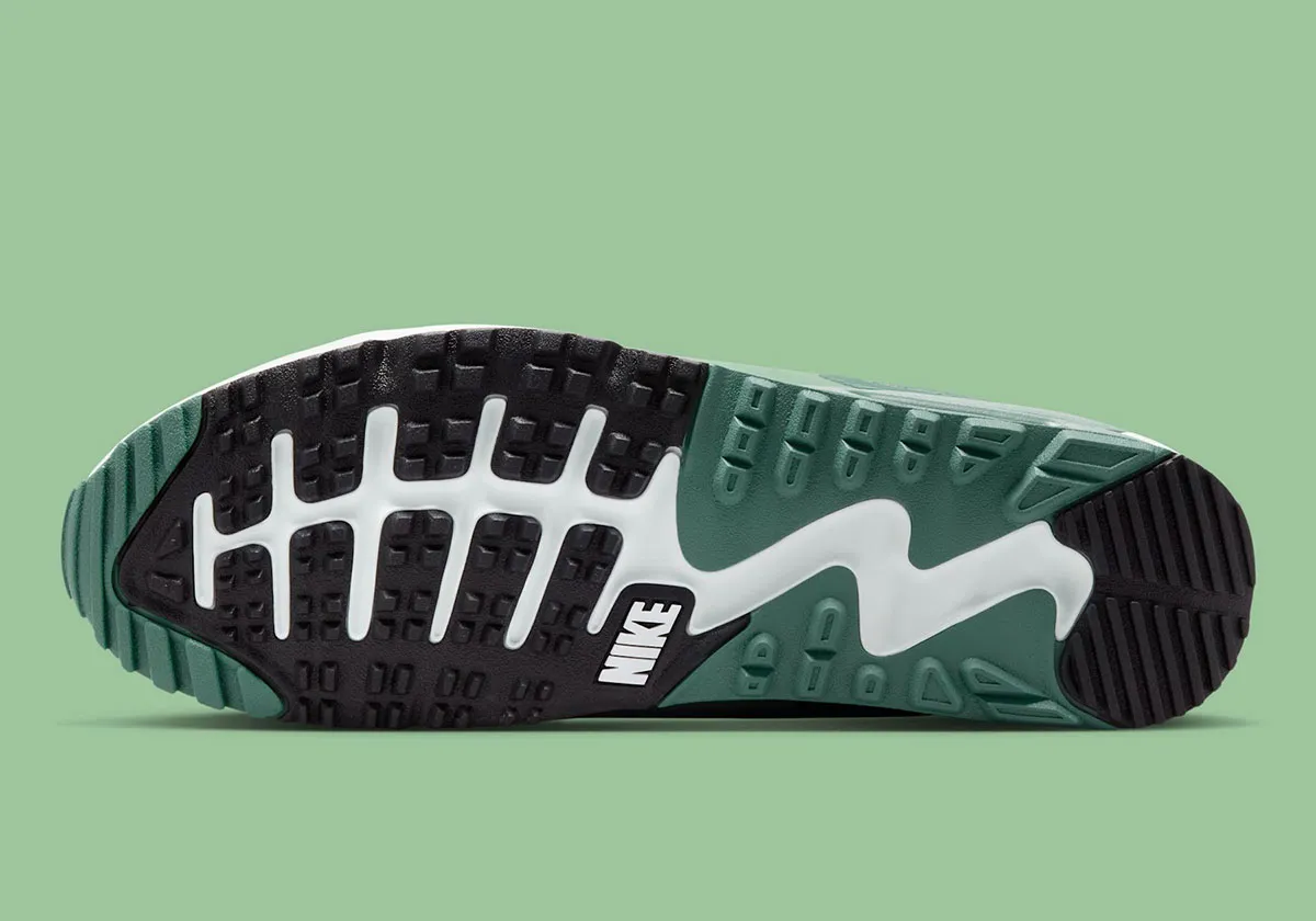 Nike Air Max 90 Golf Silver Pine 7 La Nike Air Max 90 Golf « Silver Pine » clôture l'année en beauté