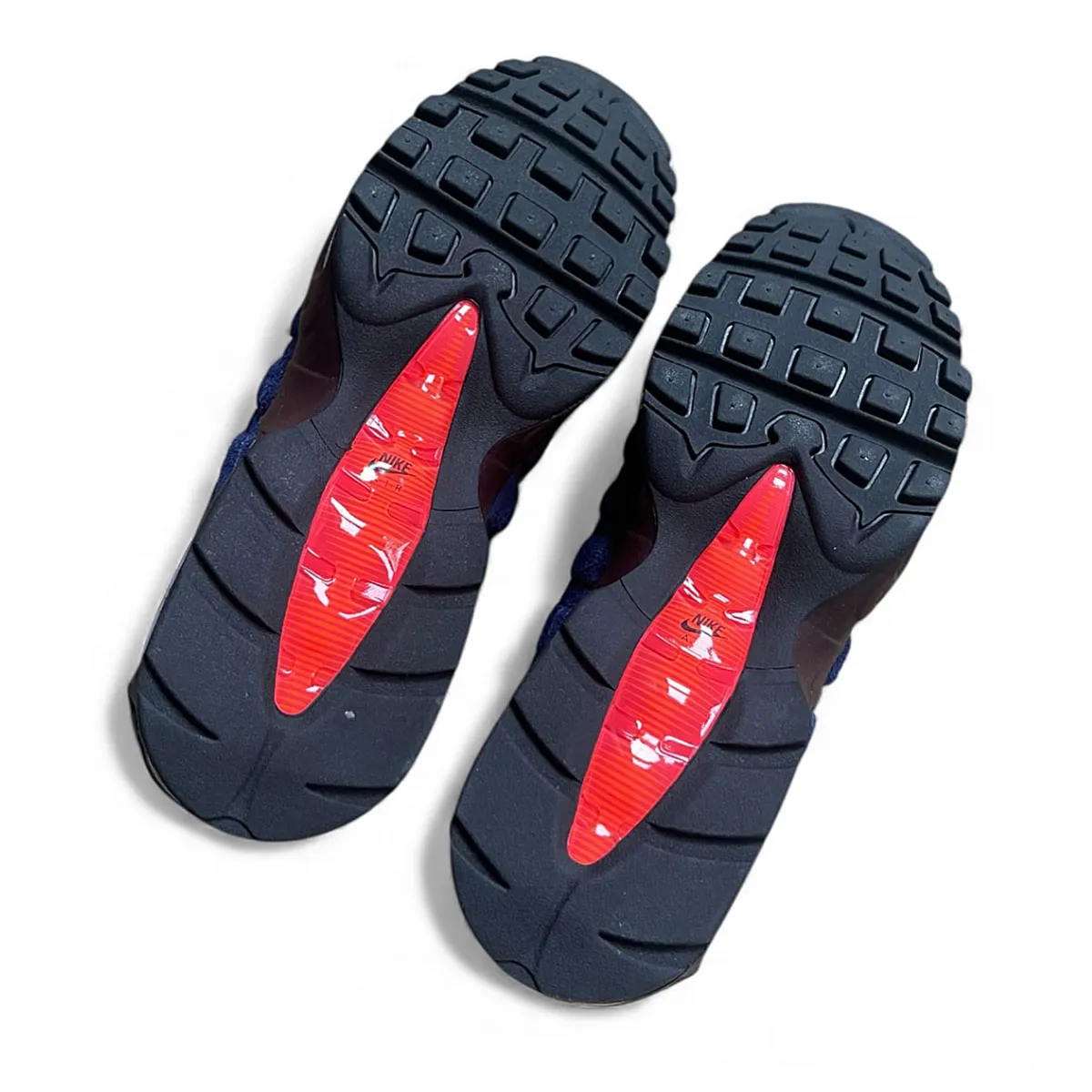 Nike Air Max 95 Zip Loyal Blue 4 La Nike Air Max 95 Zip « Loyal Blue » fait son grand retour pour les fêtes