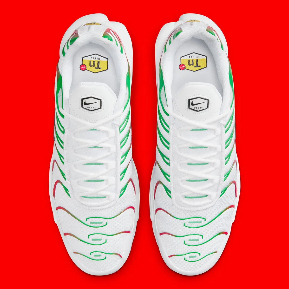 Nike Air Max Plus Kelly Green 4 La Nike Air Max Plus « Kelly Green » débarque avec ses couleurs de drapeau