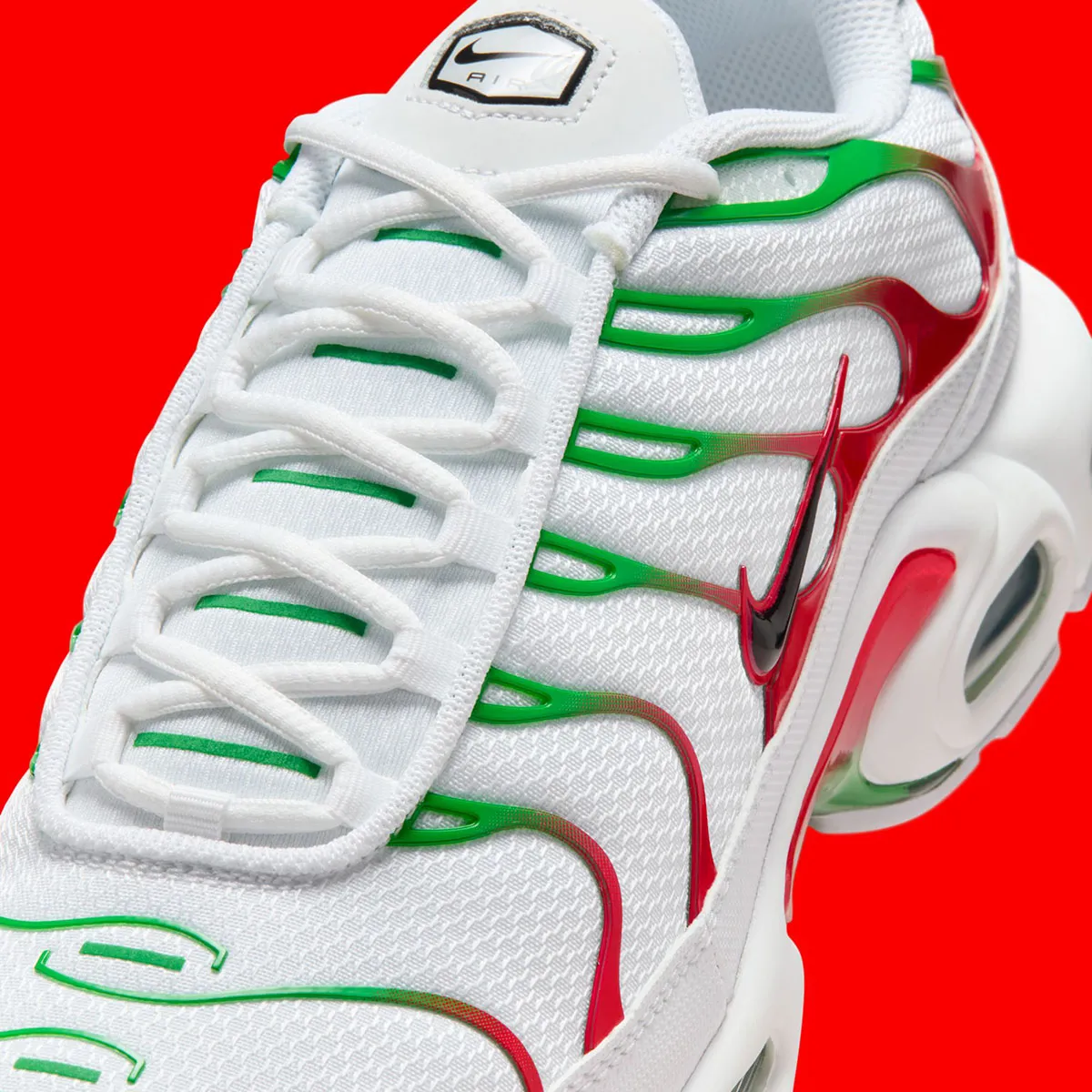 Nike Air Max Plus Kelly Green 6 La Nike Air Max Plus « Kelly Green » débarque avec ses couleurs de drapeau