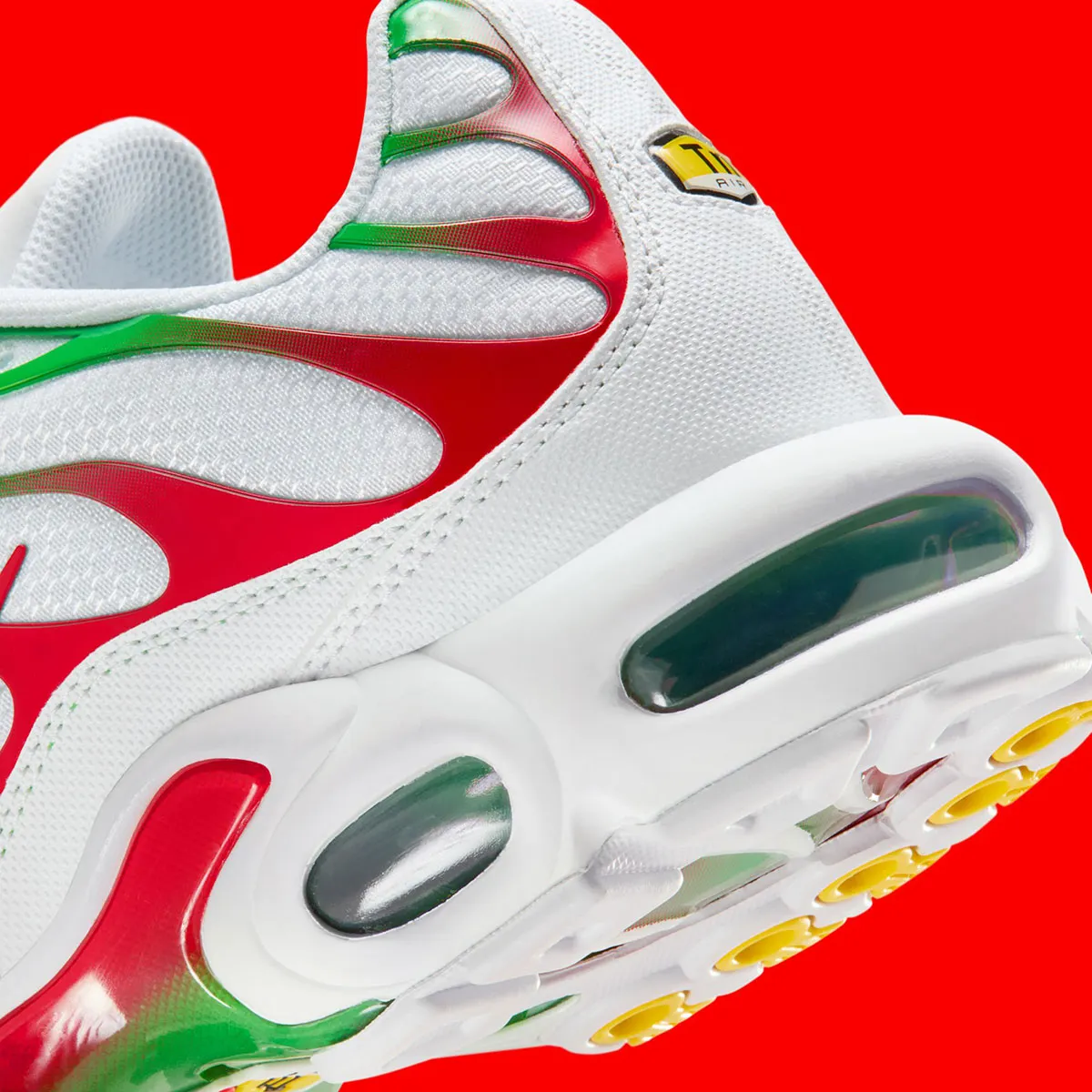 Nike Air Max Plus Kelly Green 7 La Nike Air Max Plus « Kelly Green » débarque avec ses couleurs de drapeau