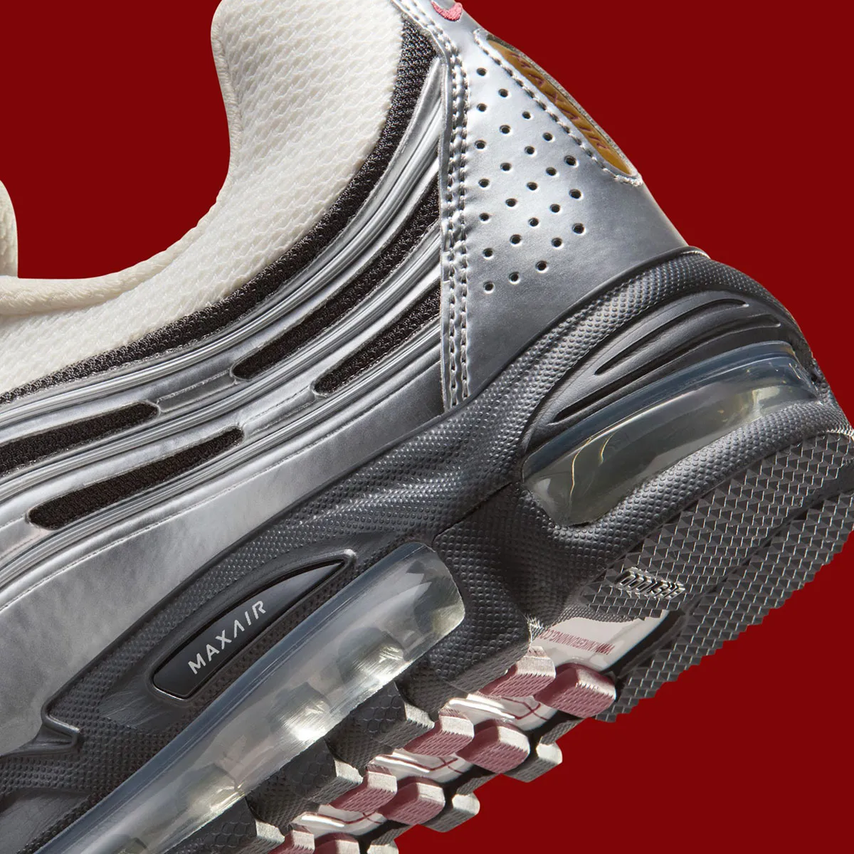 Nike Air Max TL 2.5 Phantom Metallic Silver 6 La Nike Air Max TL 2.5 « Phantom/Metallic Silver » sera disponible pour les fêtes de fin d'année