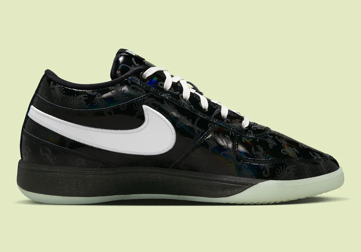 Nike Book 1 Scorpion 3 La Nike Book 1 « Scorpion » s'apprête à piquer les amateurs de sneakers pour Halloween
