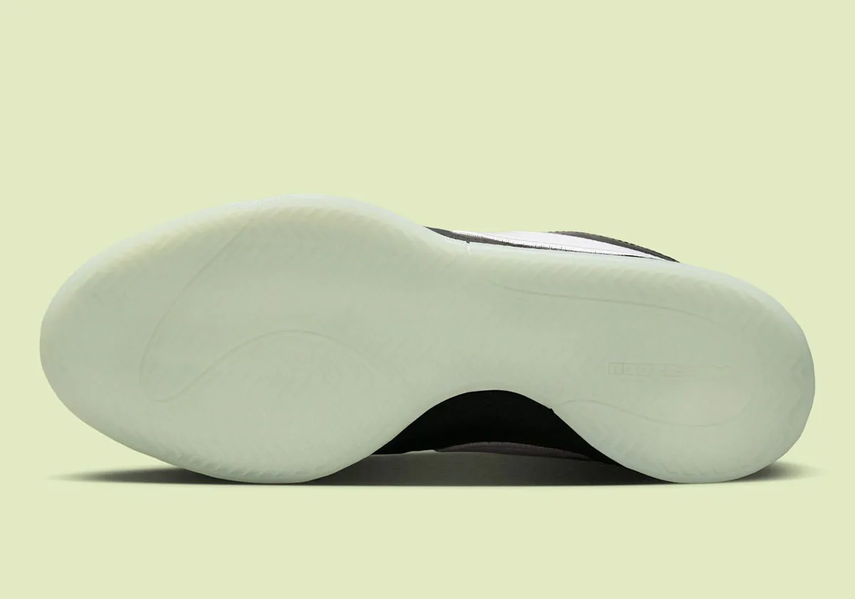 Nike Book 1 Scorpion 5 La Nike Book 1 « Scorpion » s'apprête à piquer les amateurs de sneakers pour Halloween