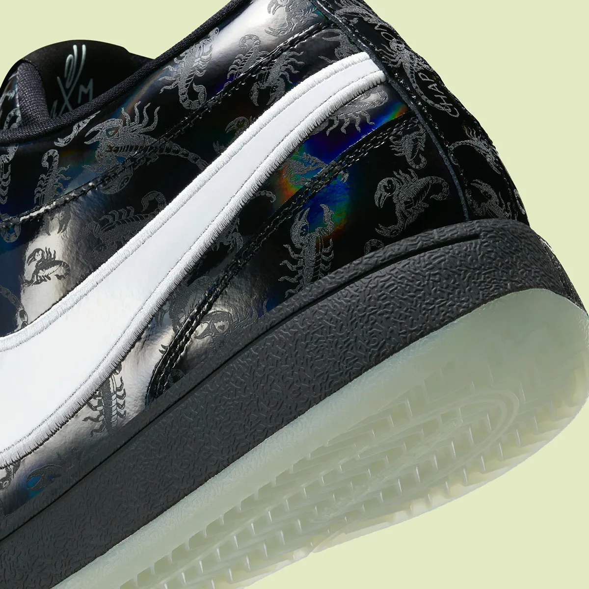 Nike Book 1 Scorpion 8 La Nike Book 1 « Scorpion » s'apprête à piquer les amateurs de sneakers pour Halloween