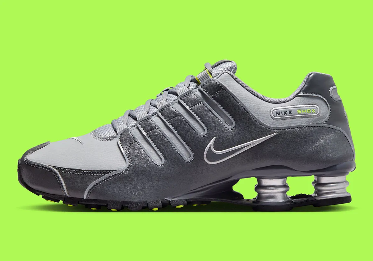 Nike Shox NZ Wolf Grey Volt 2 La Nike Shox NZ « Wolf Grey/Volt » fait son retour pour les fêtes de fin d'année 2025
