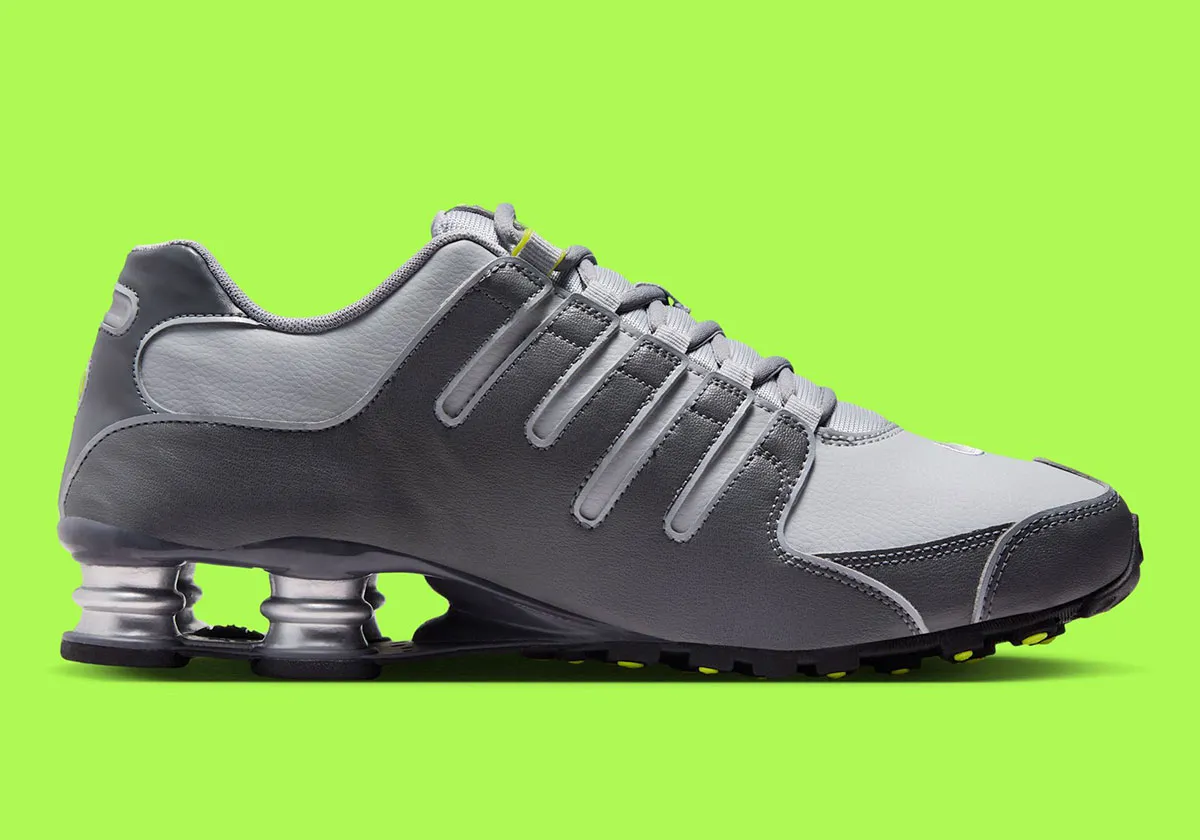 Nike Shox NZ Wolf Grey Volt 3 La Nike Shox NZ « Wolf Grey/Volt » fait son retour pour les fêtes de fin d'année 2025
