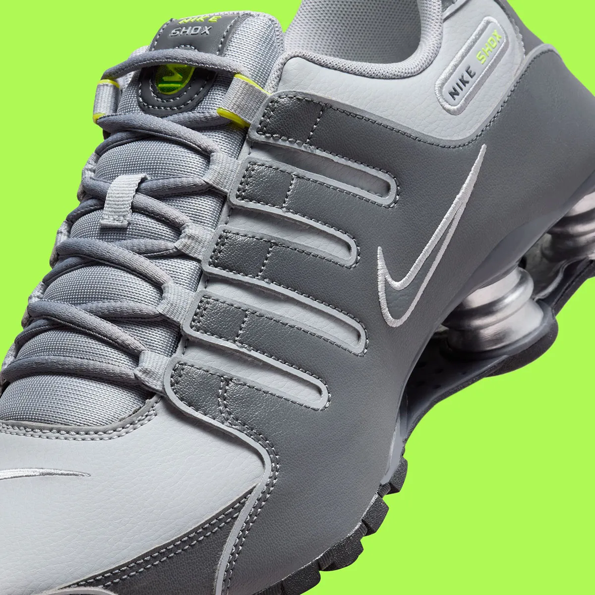 Nike Shox NZ Wolf Grey Volt 5 La Nike Shox NZ « Wolf Grey/Volt » fait son retour pour les fêtes de fin d'année 2025