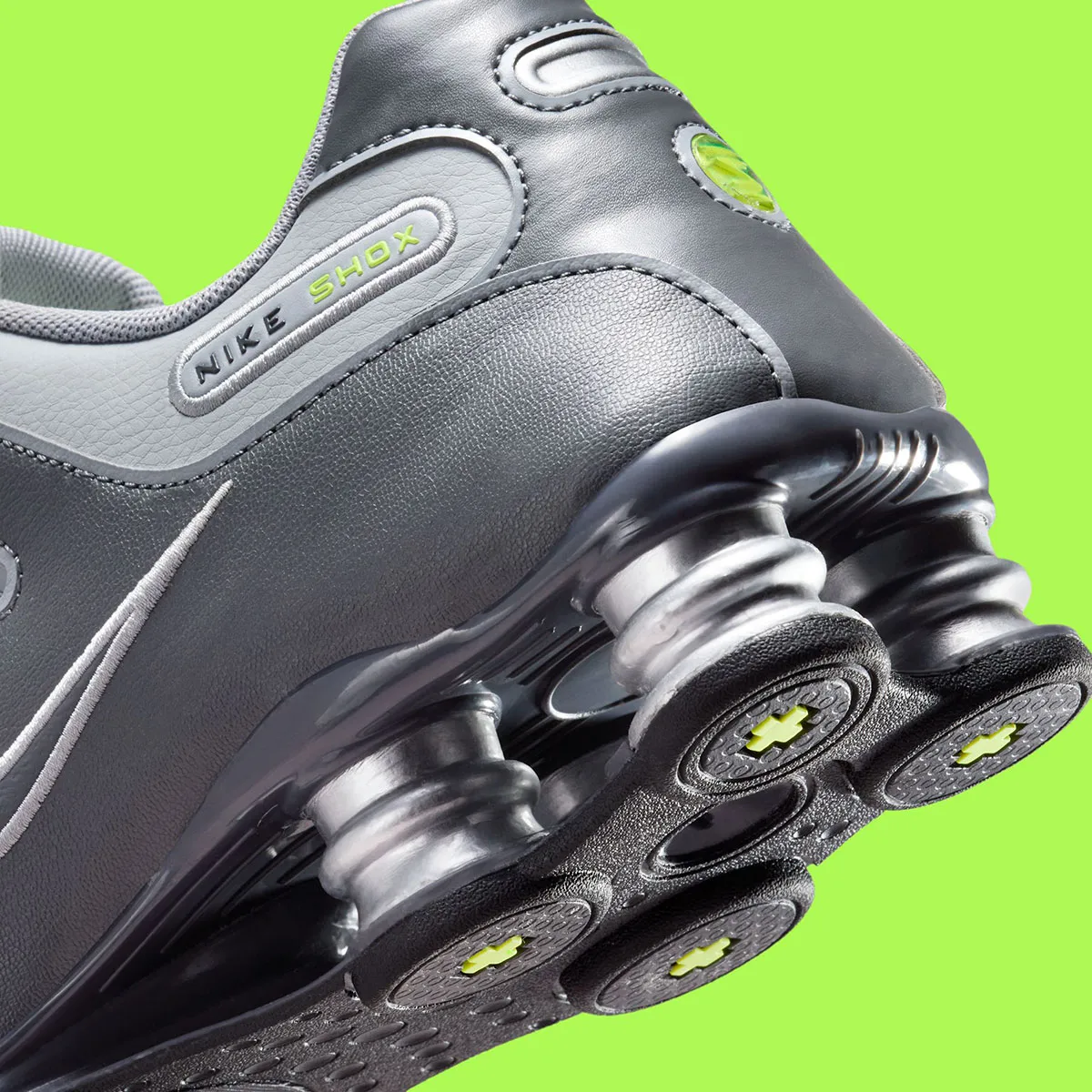 Nike Shox NZ Wolf Grey Volt 6 La Nike Shox NZ « Wolf Grey/Volt » fait son retour pour les fêtes de fin d'année 2025