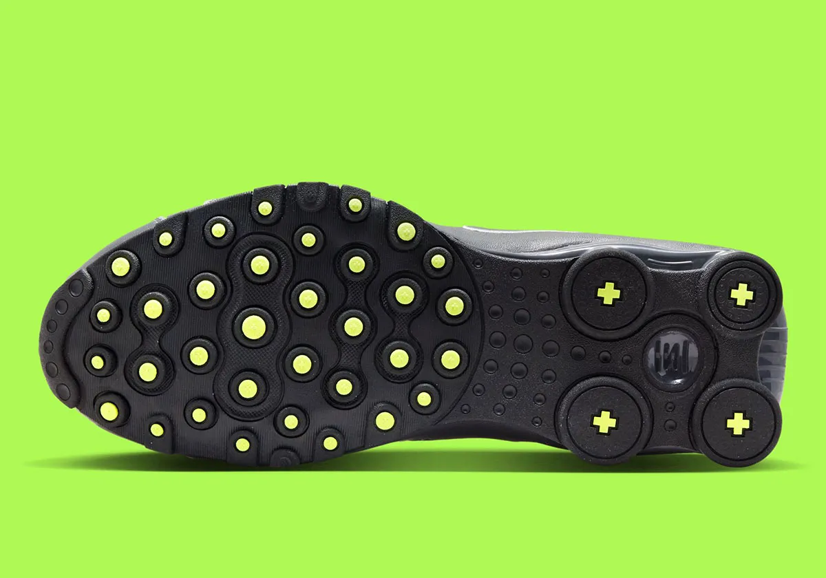 Nike Shox NZ Wolf Grey Volt 7 La Nike Shox NZ « Wolf Grey/Volt » fait son retour pour les fêtes de fin d'année 2025