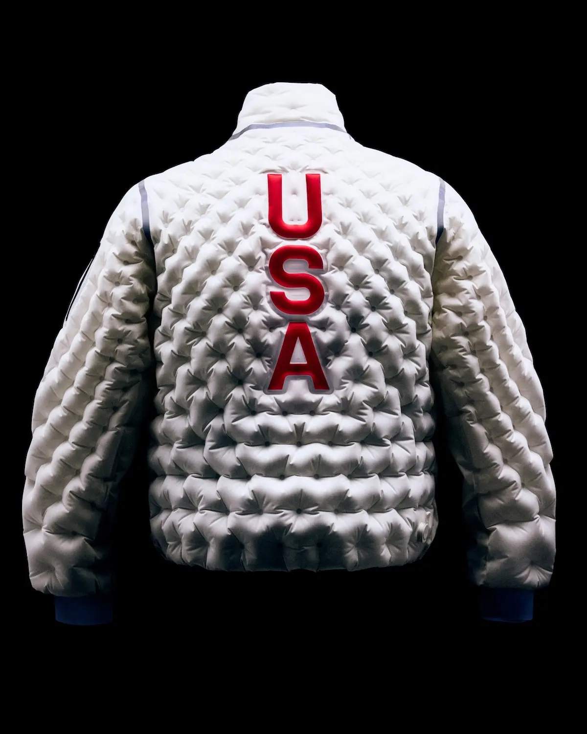 Nike Veste Therma FIT Air Milano 3 Nike dévoile la veste Therma-FIT Air Milano, une révolution silencieuse pour les amateurs de mode et de performance