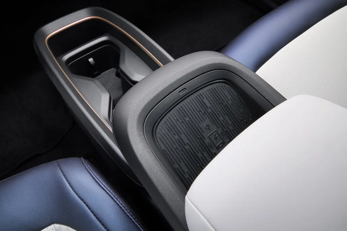 Nissan LEAF 10 La Nissan LEAF revient dans la course électrique en 2025