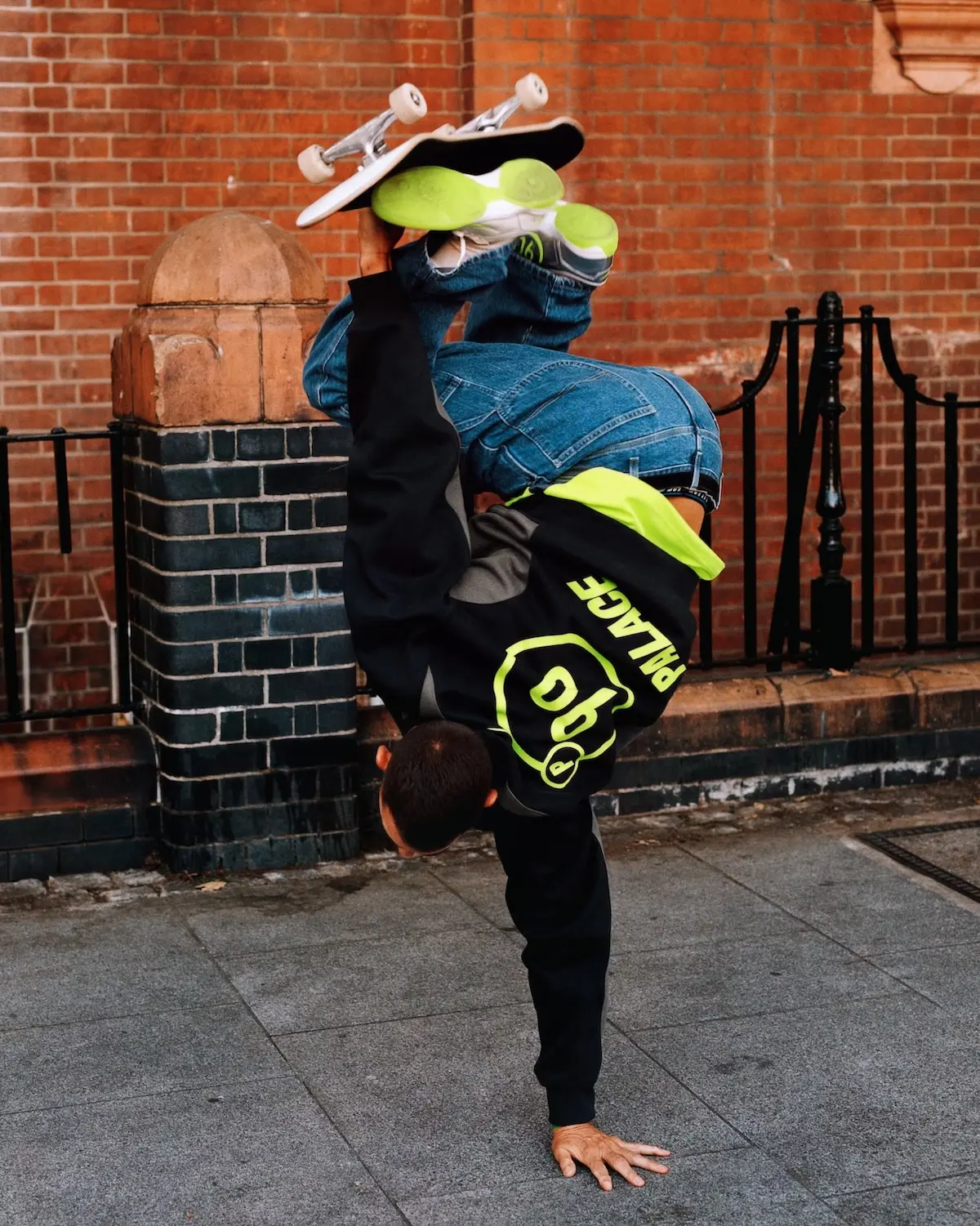 Premiere collaboration Palace x Nike 11 La première collaboration de Palace avec Nike marque un tournant dans la culture streetwear