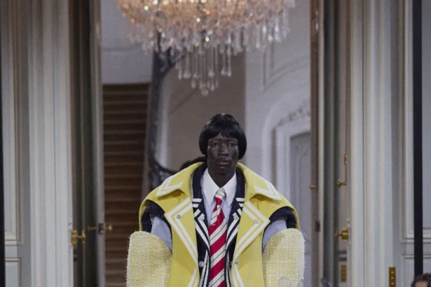 La collection printemps 2026 de Thom Browne fait venir les extraterrestres à Paris