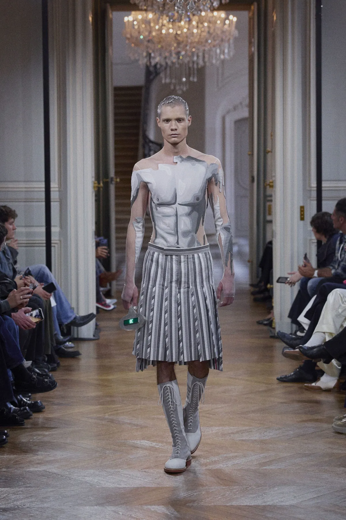 Thom Browne Spring Summer 2026 Paris Fashion Week 11 La collection printemps 2026 de Thom Browne fait venir les extraterrestres à Paris