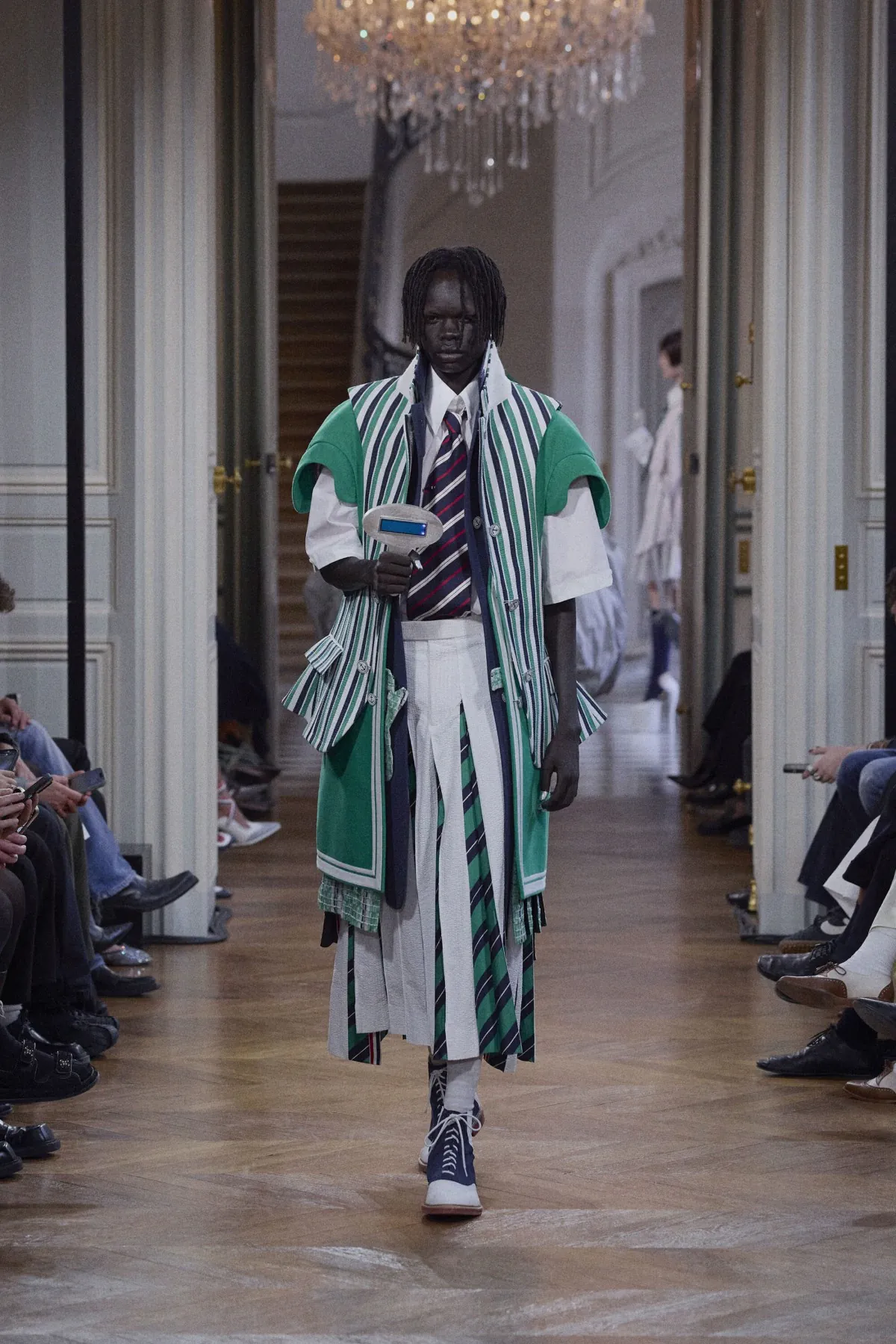 Thom Browne Spring Summer 2026 Paris Fashion Week 13 La collection printemps 2026 de Thom Browne fait venir les extraterrestres à Paris