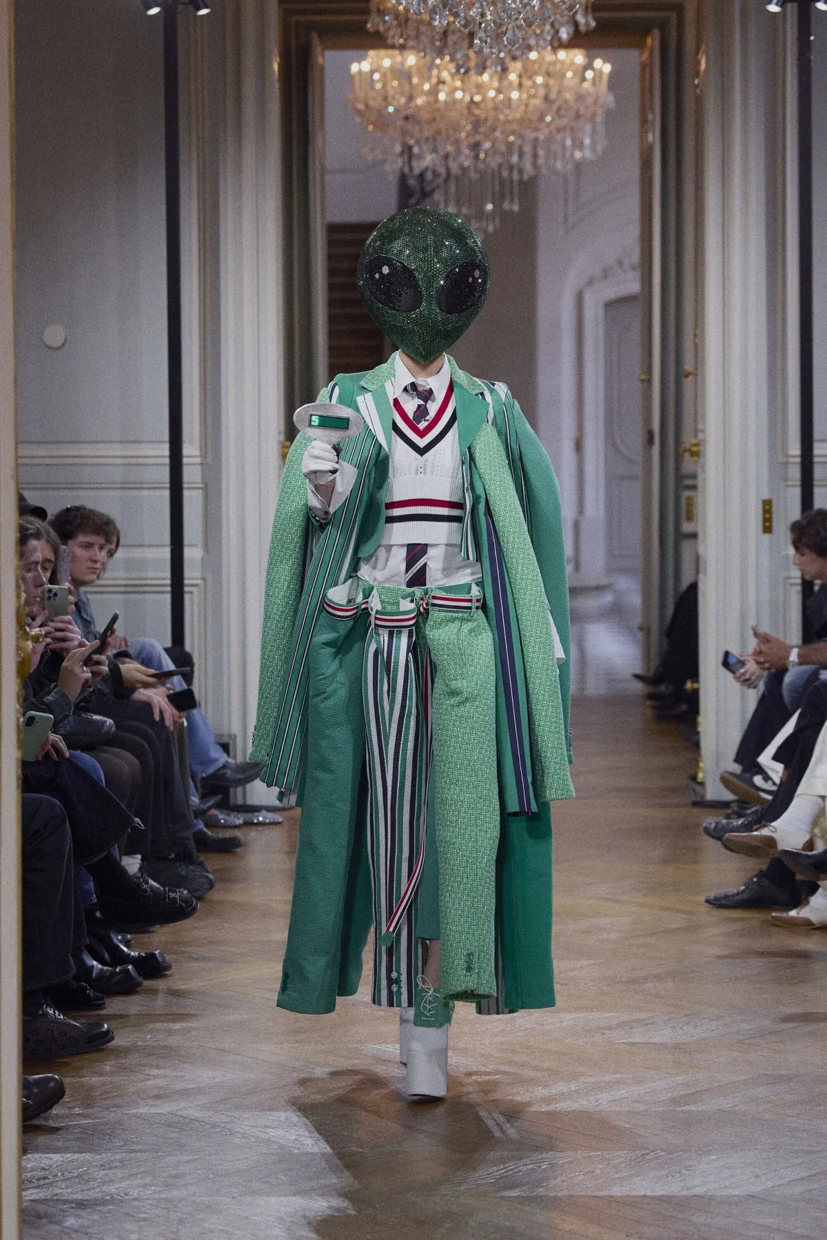 Thom Browne Spring Summer 2026 Paris Fashion Week 14 La collection printemps 2026 de Thom Browne fait venir les extraterrestres à Paris