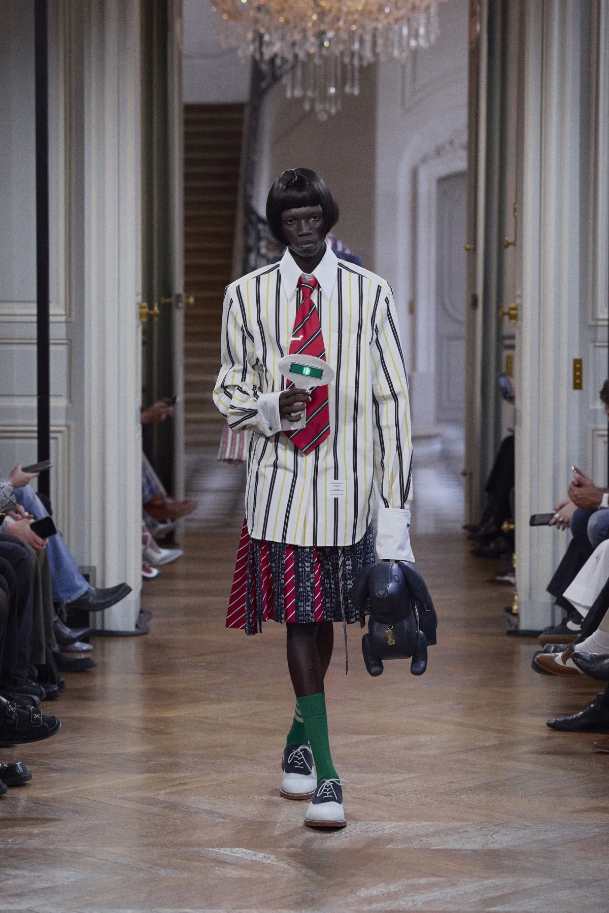Thom Browne Spring Summer 2026 Paris Fashion Week 4 La collection printemps 2026 de Thom Browne fait venir les extraterrestres à Paris