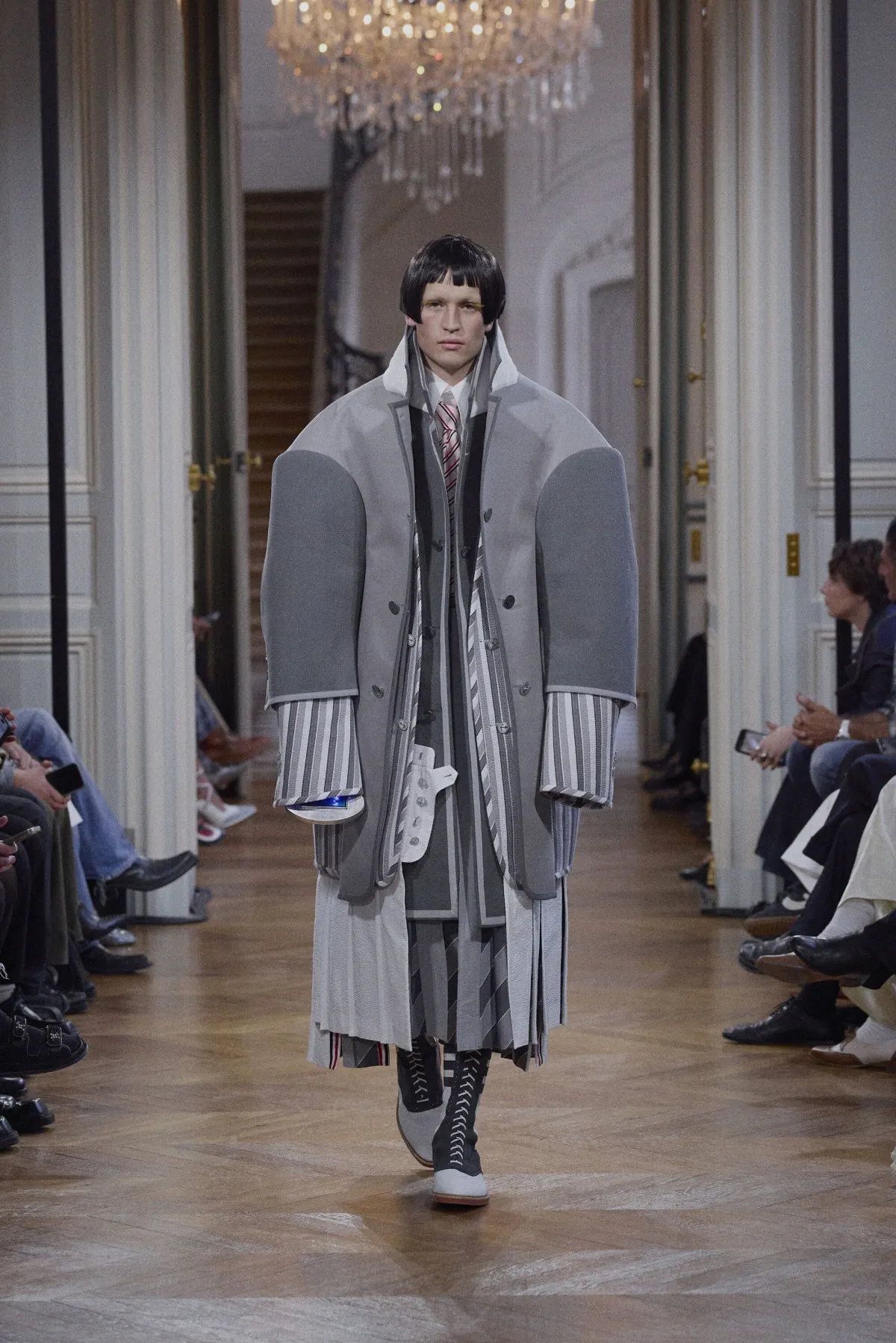 Thom Browne Spring Summer 2026 Paris Fashion Week 9 La collection printemps 2026 de Thom Browne fait venir les extraterrestres à Paris