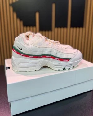 UNDEFEATED x Nike Air Max 95 Sail 0 UNDEFEATED x Nike Air Max 95 « Sail » arrive bientôt et voici ses premières images