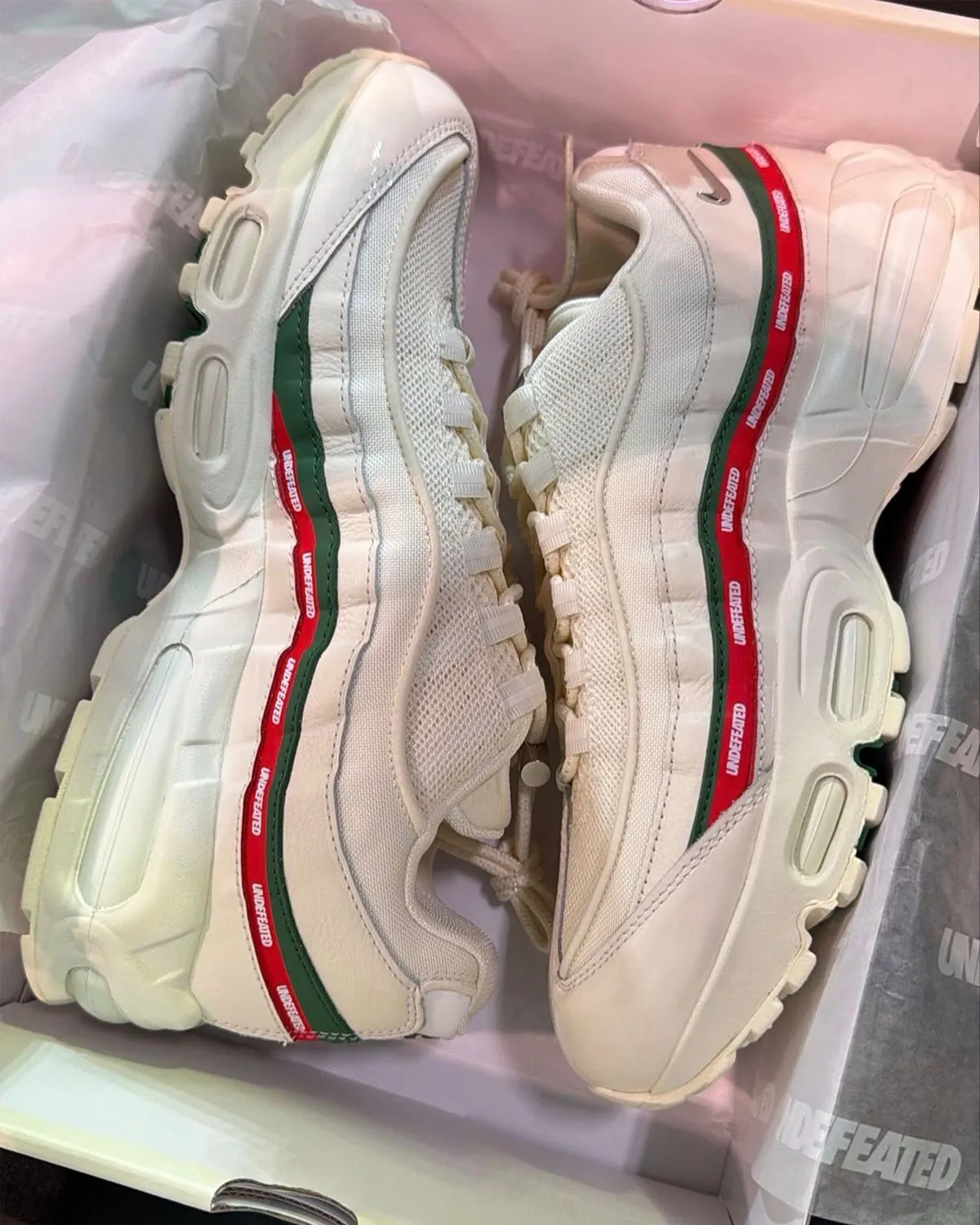 UNDEFEATED x Nike Air Max 95 Sail 1 UNDEFEATED x Nike Air Max 95 « Sail » arrive bientôt et voici ses premières images