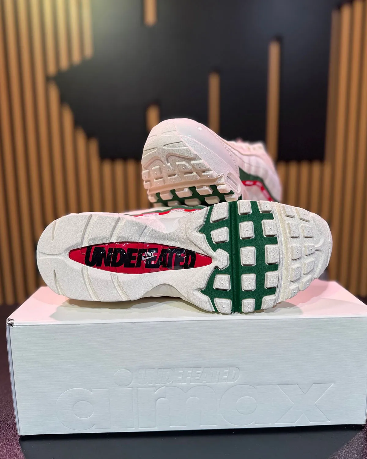UNDEFEATED x Nike Air Max 95 Sail 2 UNDEFEATED x Nike Air Max 95 « Sail » arrive bientôt et voici ses premières images