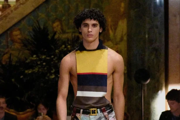 Dario Vitale signe sa première collection pour Versace printemps 2026, placée sous le signe des années 1980