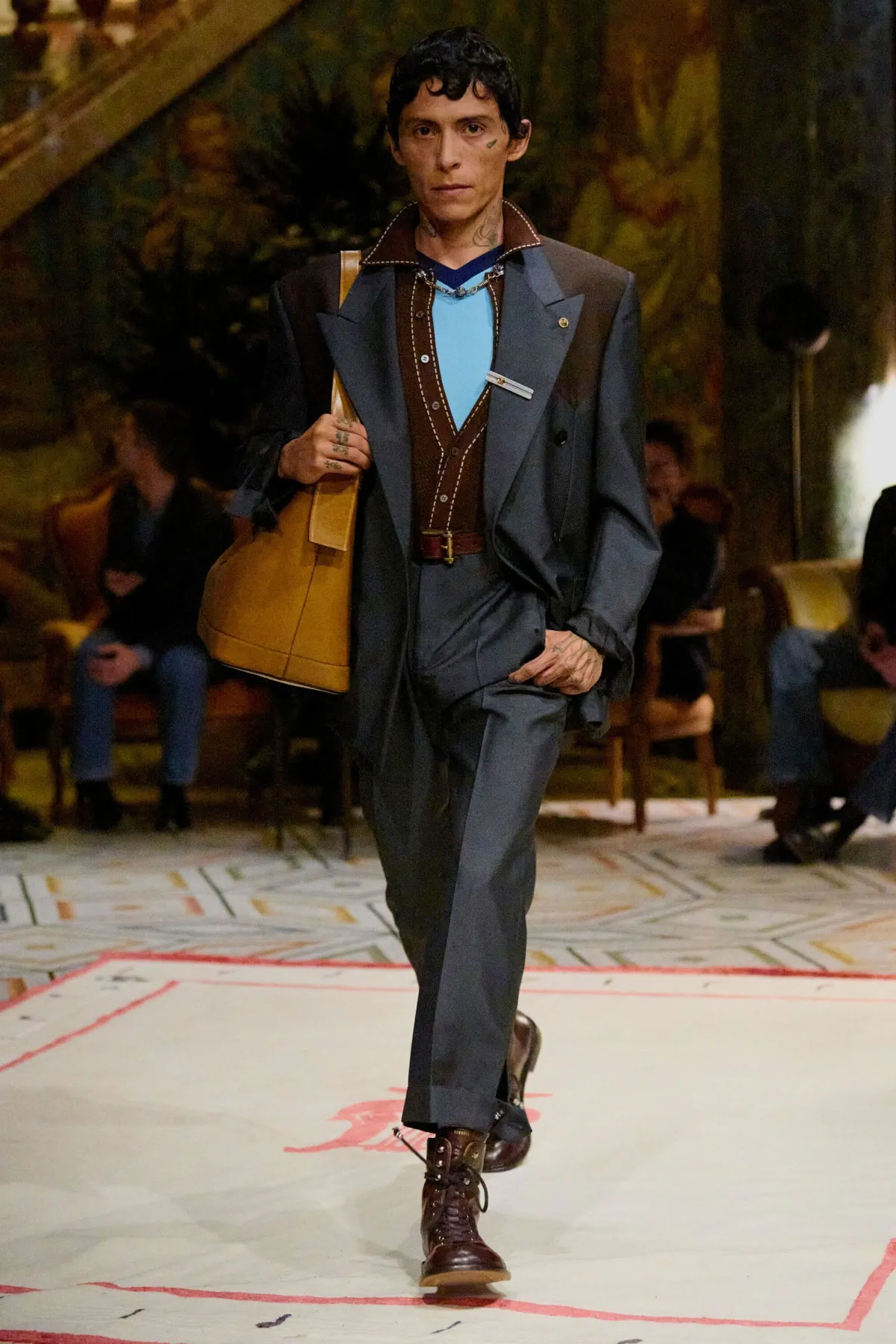 Dario Vitale signe sa première collection pour Versace printemps 2026, placée sous le signe des années 1980