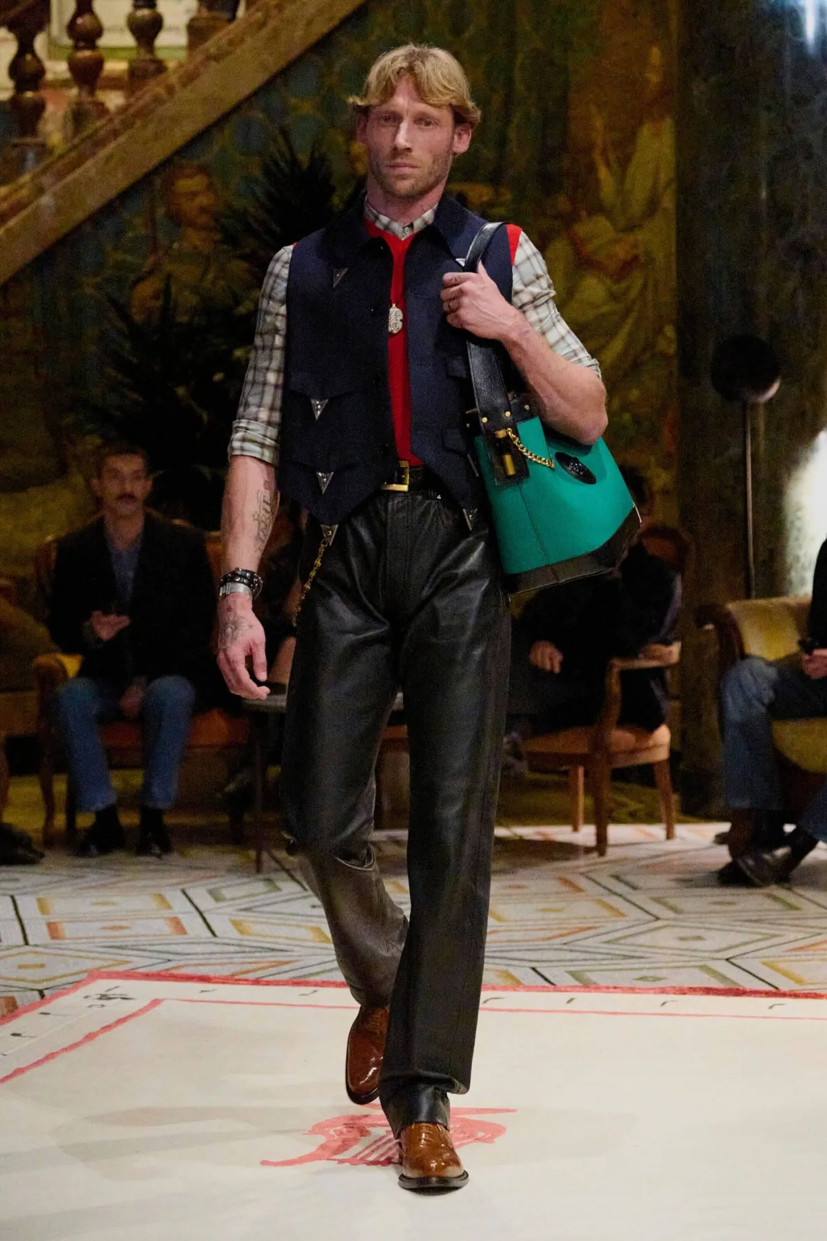 Dario Vitale signe sa première collection pour Versace printemps 2026, placée sous le signe des années 1980