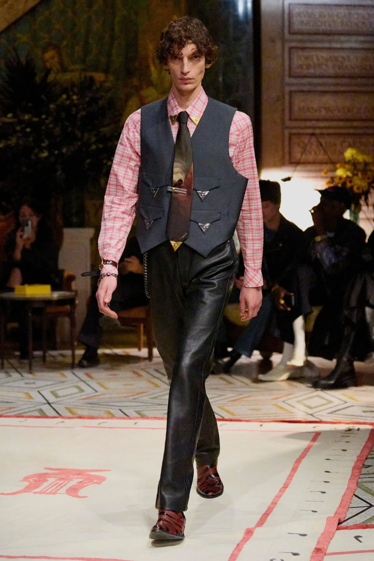 Dario Vitale signe sa première collection pour Versace printemps 2026, placée sous le signe des années 1980