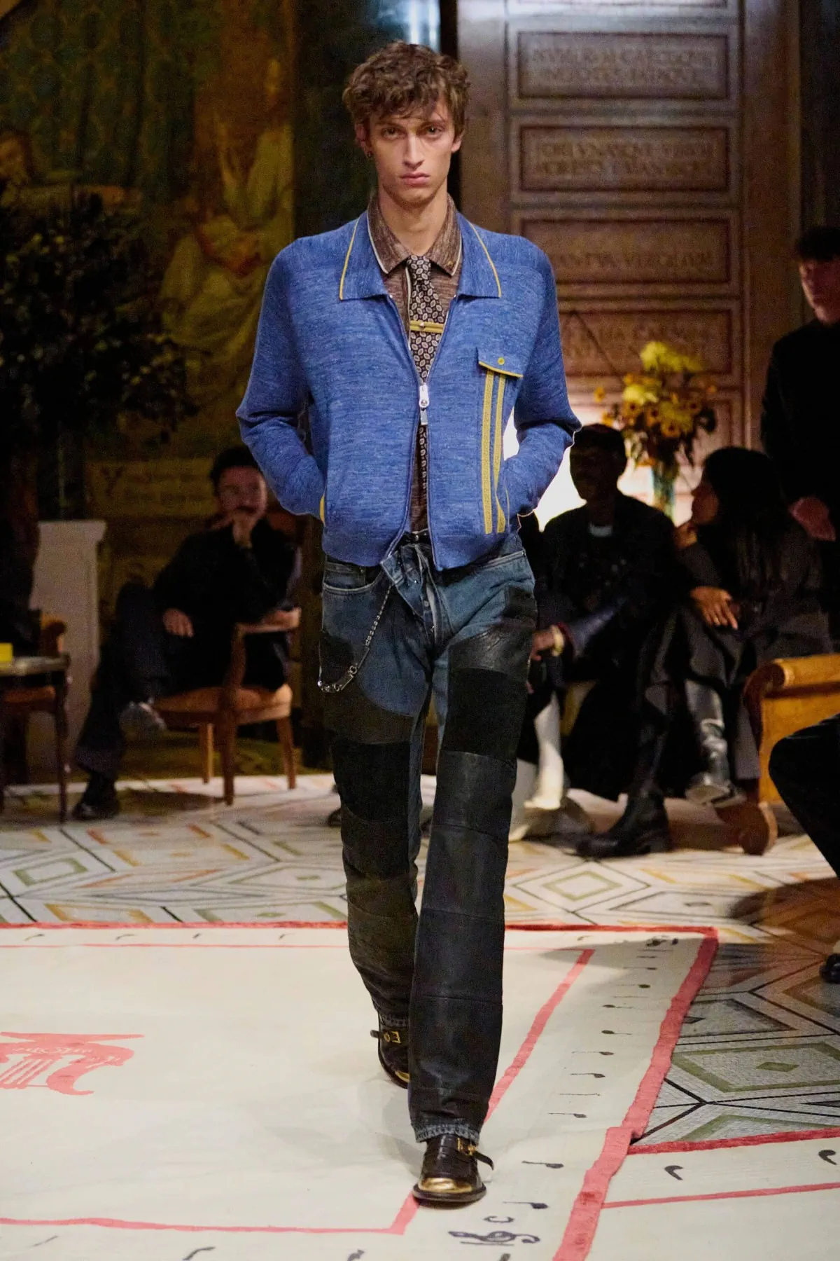 Dario Vitale signe sa première collection pour Versace printemps 2026, placée sous le signe des années 1980