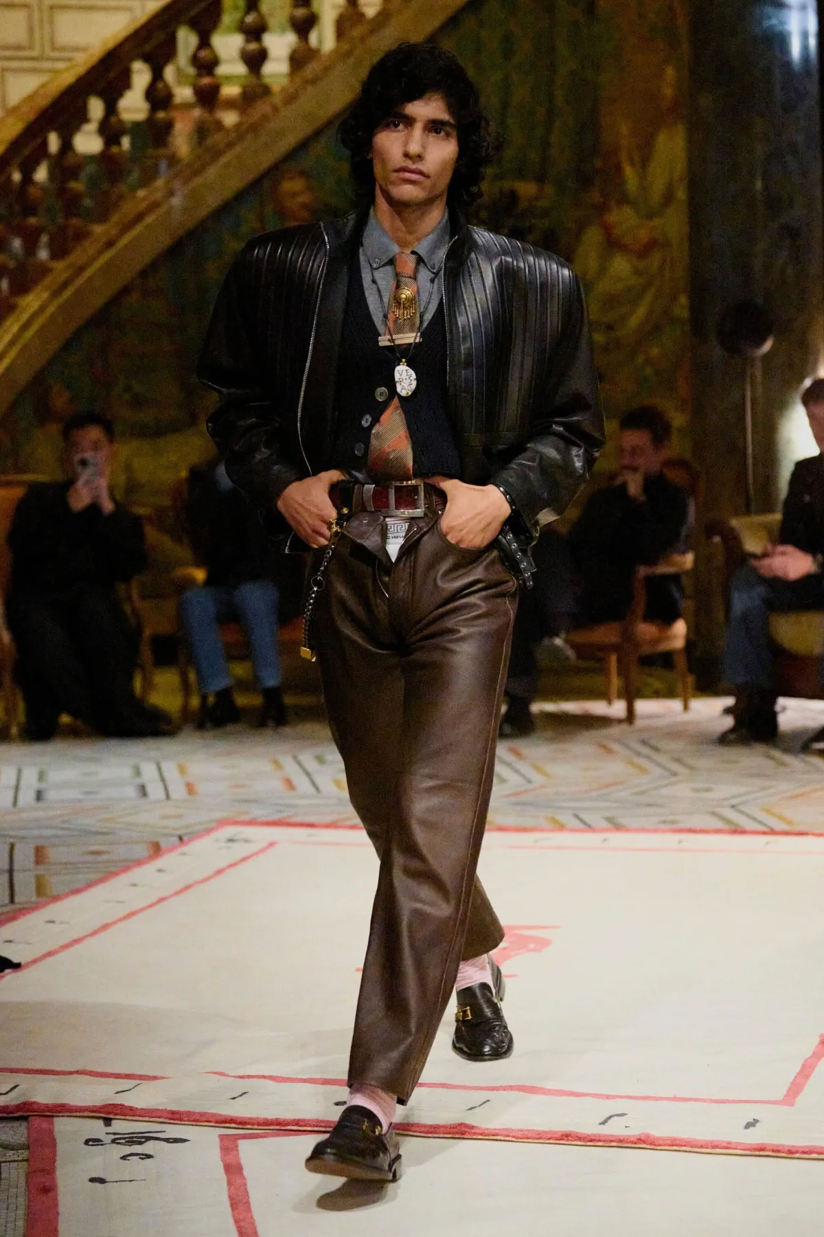 Dario Vitale signe sa première collection pour Versace printemps 2026, placée sous le signe des années 1980