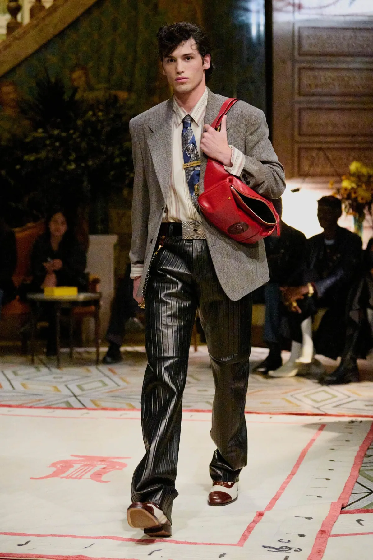 Dario Vitale signe sa première collection pour Versace printemps 2026, placée sous le signe des années 1980