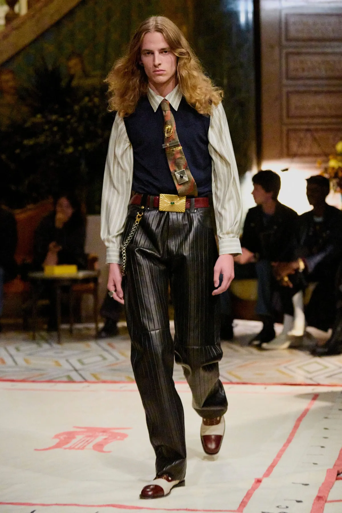 Dario Vitale signe sa première collection pour Versace printemps 2026, placée sous le signe des années 1980