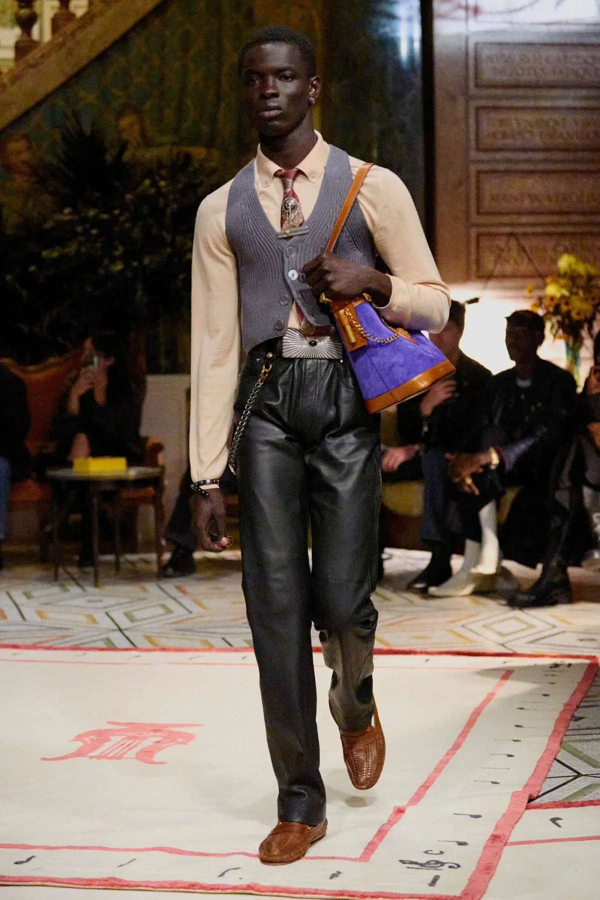 Dario Vitale signe sa première collection pour Versace printemps 2026, placée sous le signe des années 1980