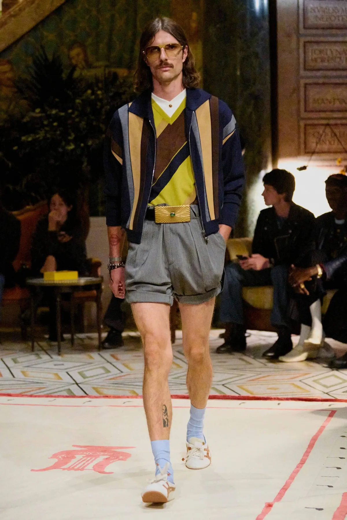 Dario Vitale signe sa première collection pour Versace printemps 2026, placée sous le signe des années 1980