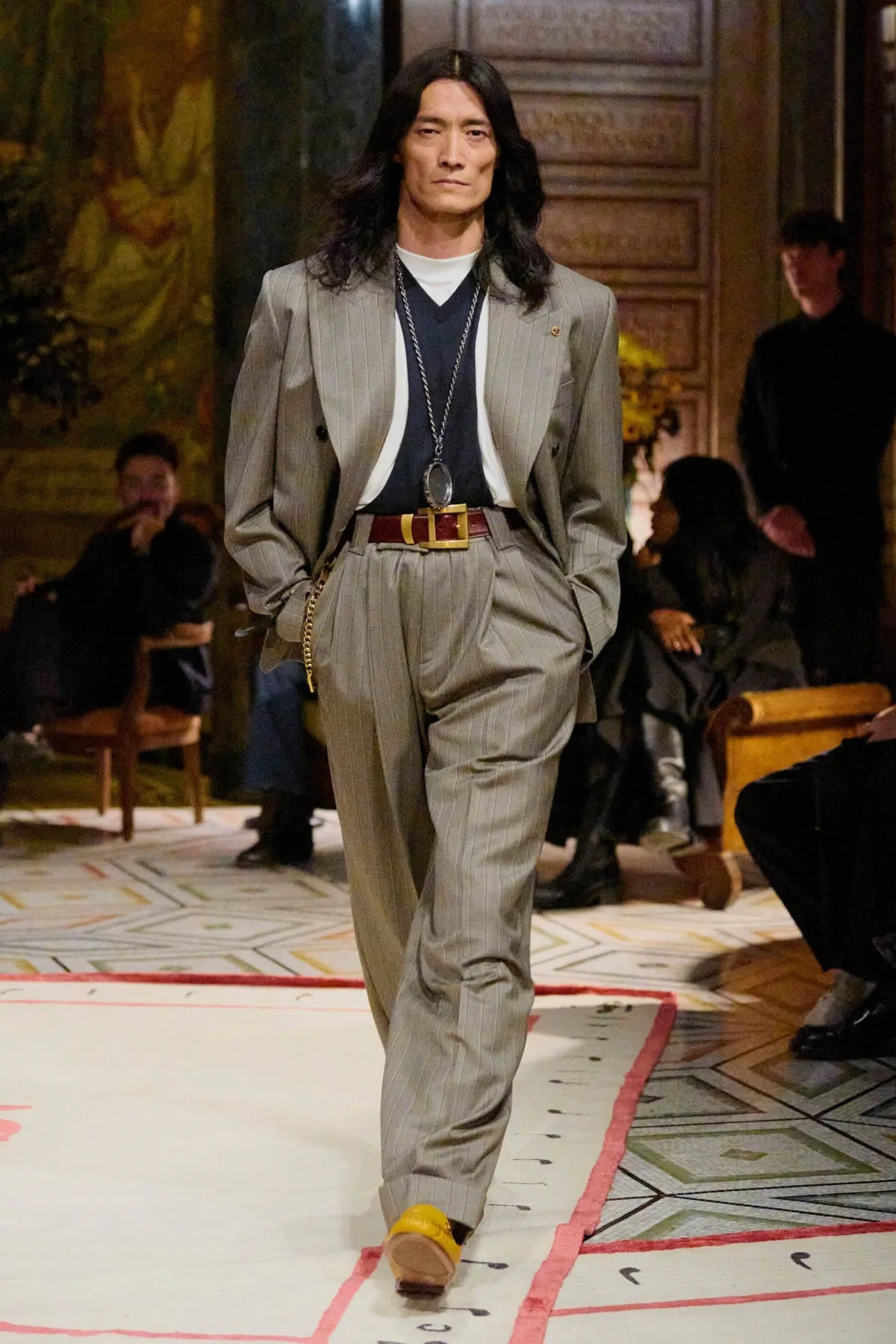 Dario Vitale signe sa première collection pour Versace printemps 2026, placée sous le signe des années 1980