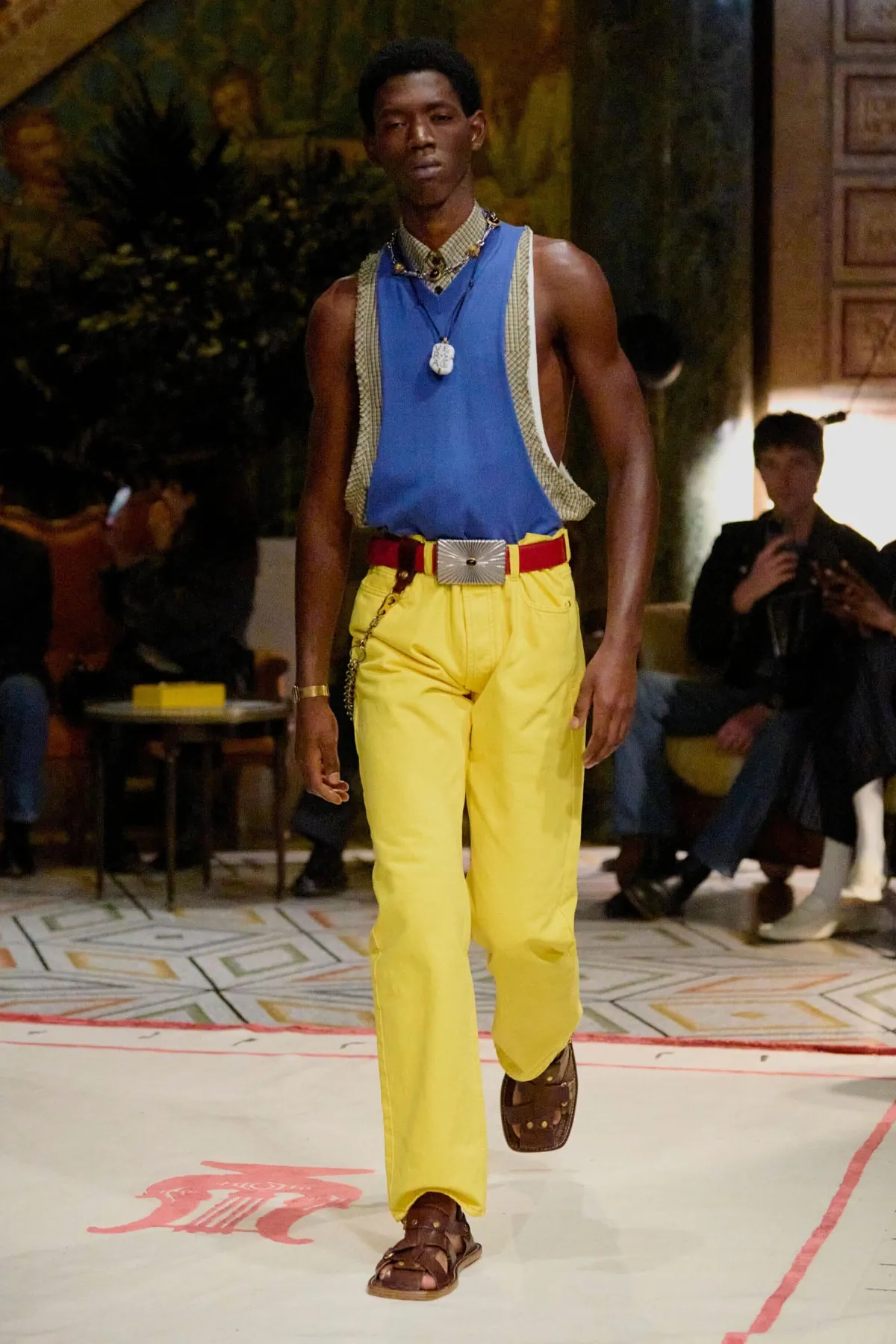 Versace Spring Summer 2026 Milan Fashion Week 2 Dario Vitale signe sa première collection pour Versace printemps 2026, placée sous le signe des années 1980