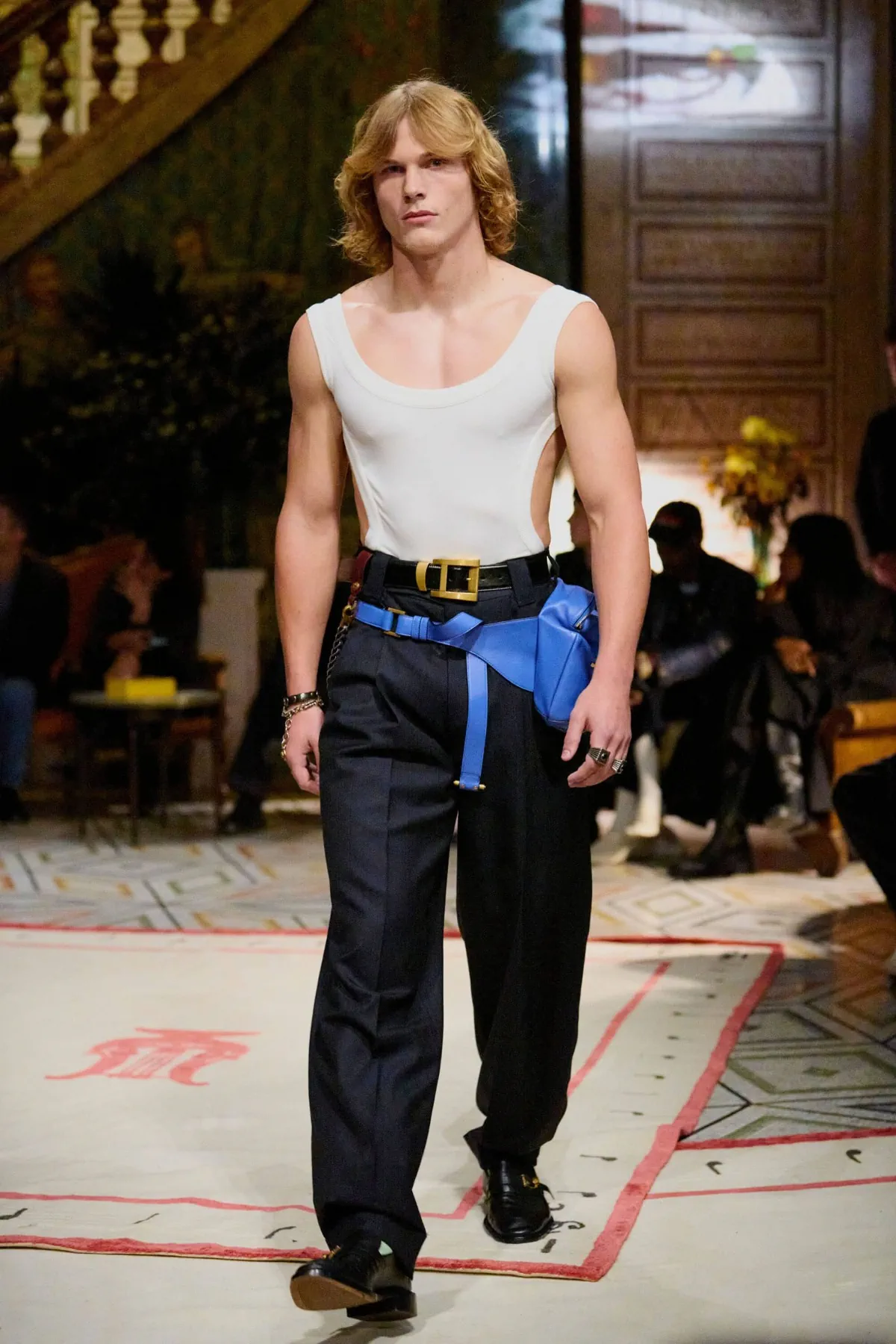 Dario Vitale signe sa première collection pour Versace printemps 2026, placée sous le signe des années 1980