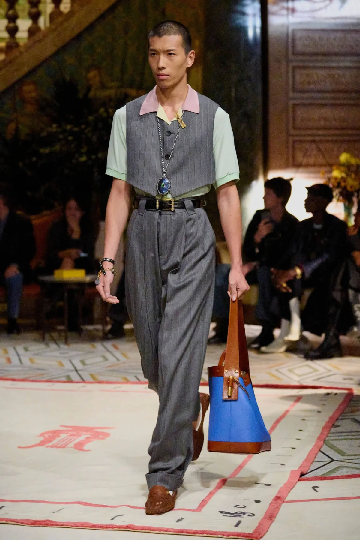 Dario Vitale signe sa première collection pour Versace printemps 2026, placée sous le signe des années 1980