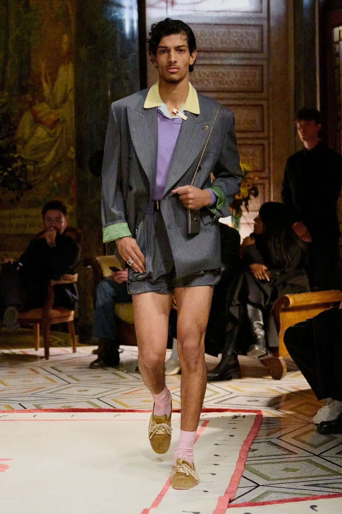 Dario Vitale signe sa première collection pour Versace printemps 2026, placée sous le signe des années 1980