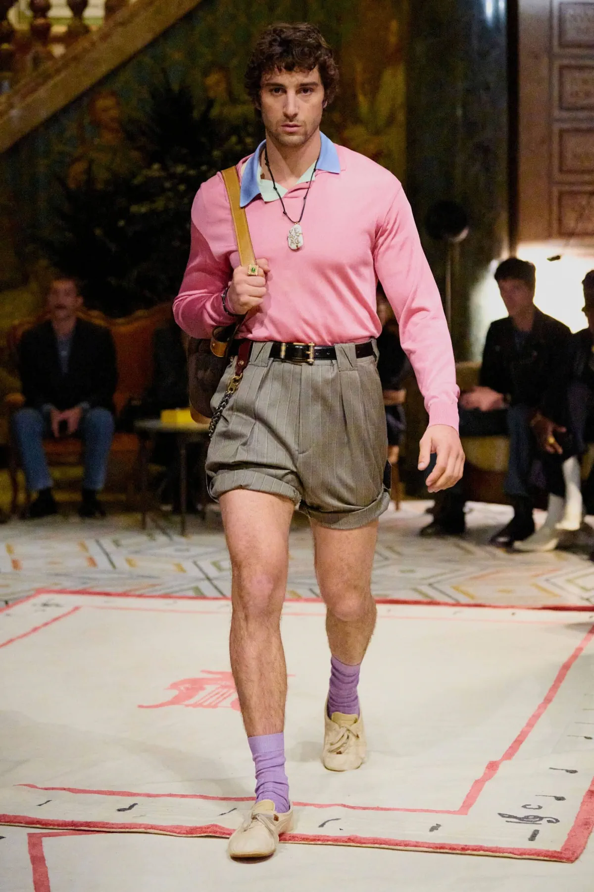 Dario Vitale signe sa première collection pour Versace printemps 2026, placée sous le signe des années 1980