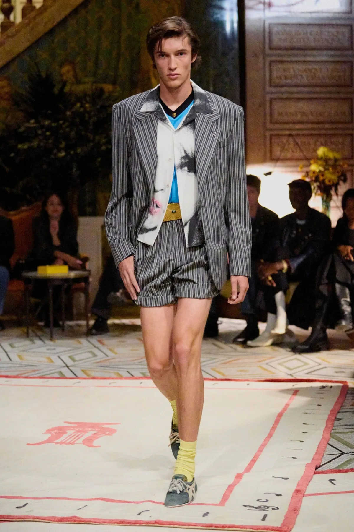 Dario Vitale signe sa première collection pour Versace printemps 2026, placée sous le signe des années 1980