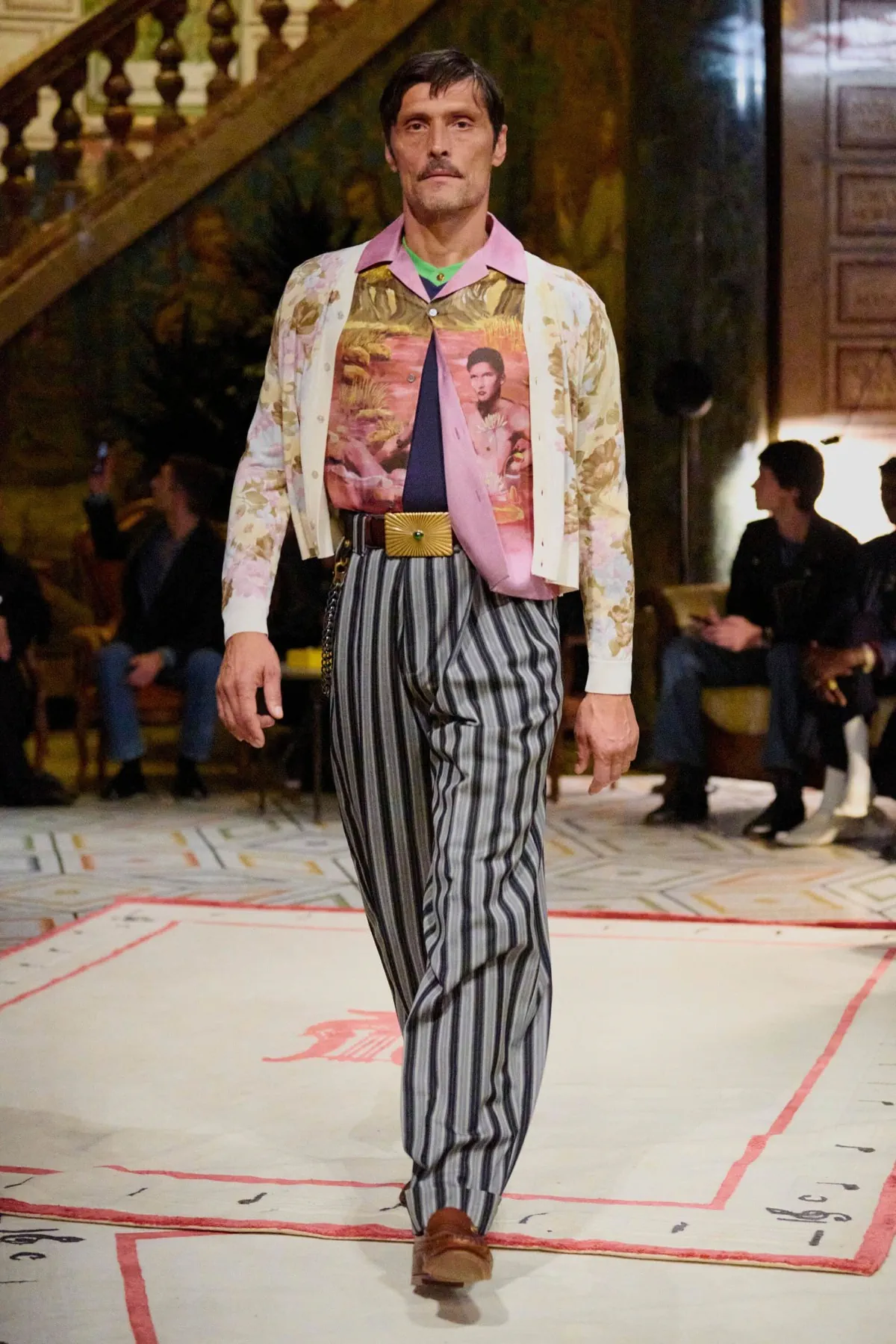Dario Vitale signe sa première collection pour Versace printemps 2026, placée sous le signe des années 1980
