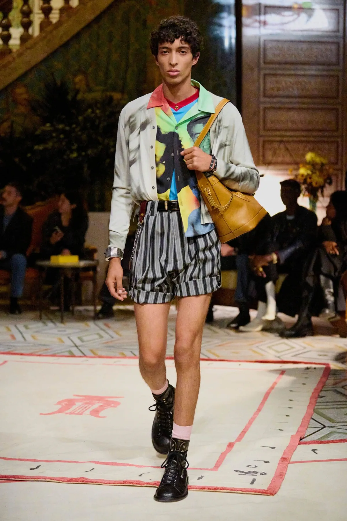 Dario Vitale signe sa première collection pour Versace printemps 2026, placée sous le signe des années 1980