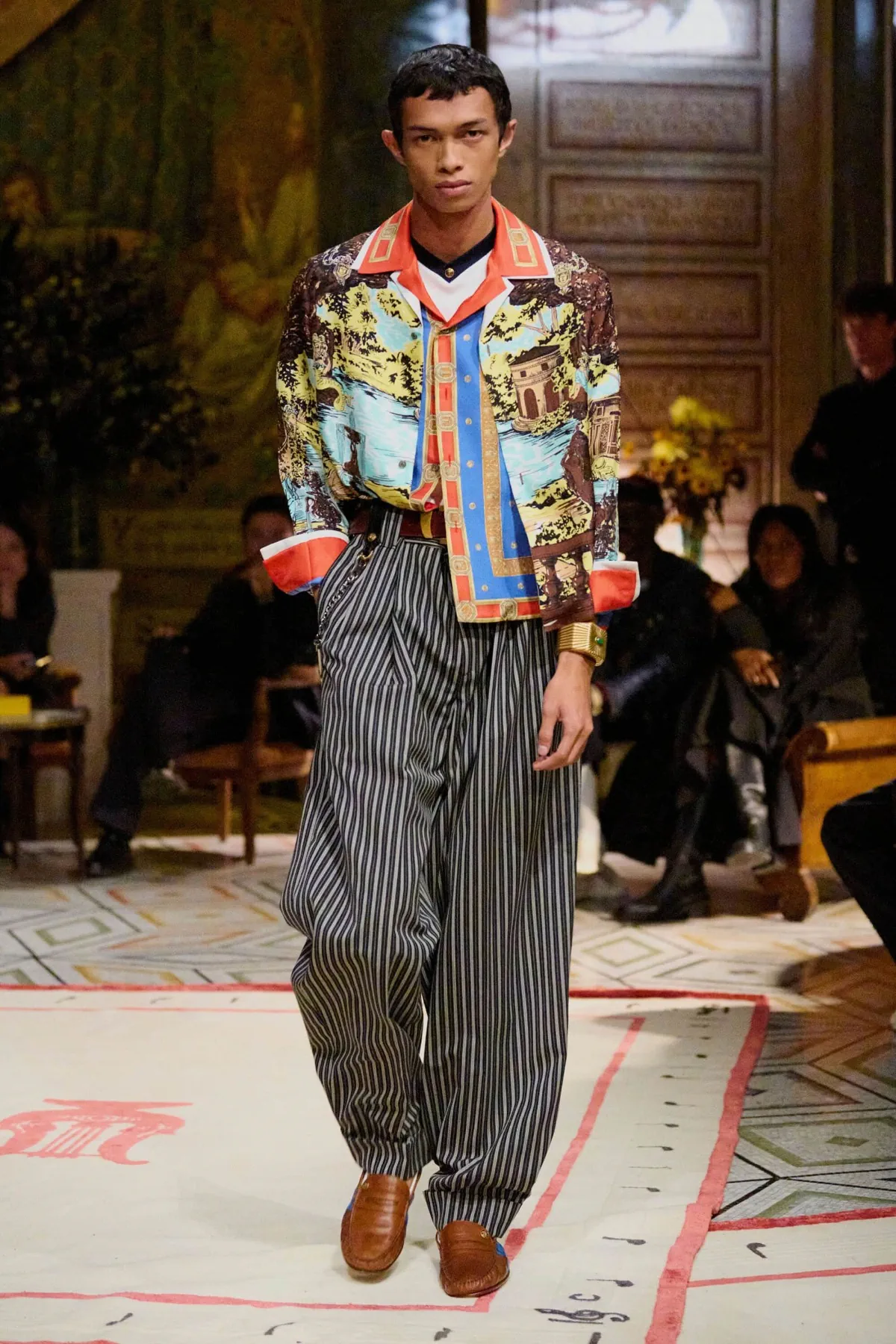 Dario Vitale signe sa première collection pour Versace printemps 2026, placée sous le signe des années 1980